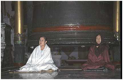 2_Frauen_vor_der_Glocke_i.jpg - Zwei Frauen vor der großen Glocke