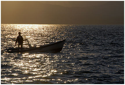 2178_i.jpg - Fischerboot im Abendlicht