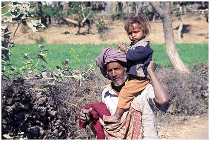 Udaipur-Kumbh_3A_i.jpg - Huckepack zwischen Udaipur und Kumbhalgarh