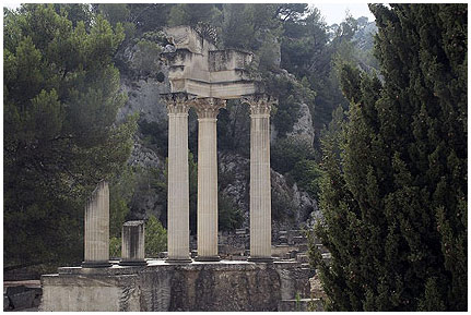 141_i_.jpg - Reste der römischen Siedlung Glanum