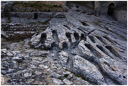 397_i_.jpg - Felsengräber bei der Abbaye de Montmajour