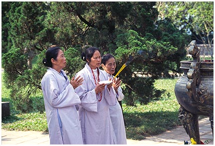 Betende-Nonnen1_i.jpg - Im Tempelgarten in Hue