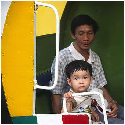 Farbige-Gondel_i.jpg - Auf dem Spielplatz im Park in Saigon