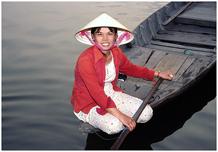 Frau-im-Boot1_i.jpg - Im Hafen von Hoi An