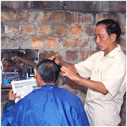 Friseur_i.jpg - Straßenfriseur in Hanoi