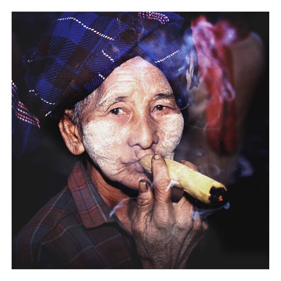 Burma_Alte-Frau-mit-Zigarre.jpg - Alte Frau mit Zigarre in Bagan (Burma)