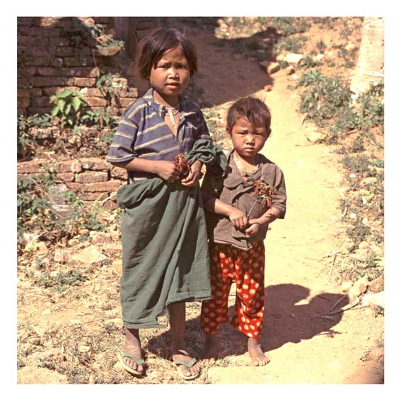 Burma_Palaun-Kinder.jpg - Zwei Pao-Kinder in der Nähe des Inle-Sees (Burma)