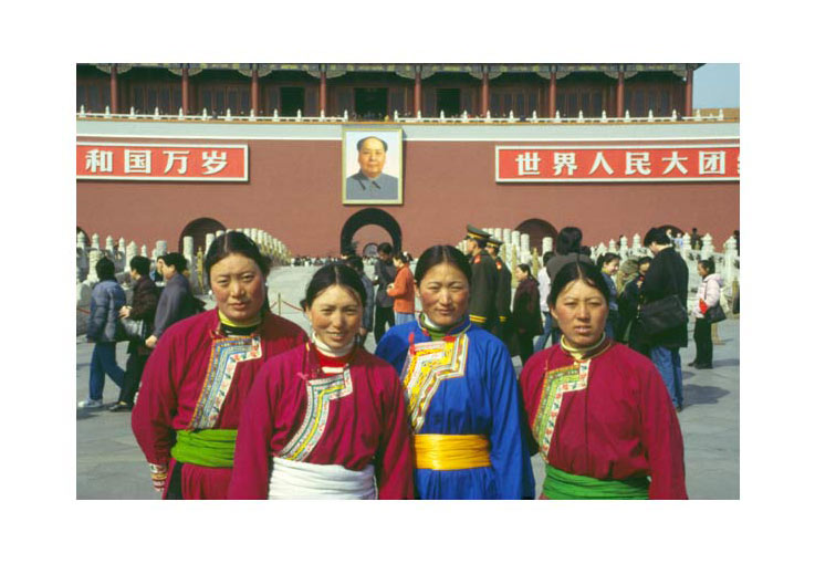 China_Gruppe-vor-Mao.jpg - Zu Besuch aus der fernen Provinz in der Hauptstadt (China)