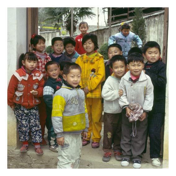 China_Schulkinder.jpg - Schulkinder in einem Dorf im HuangShan-Gebirge (China)