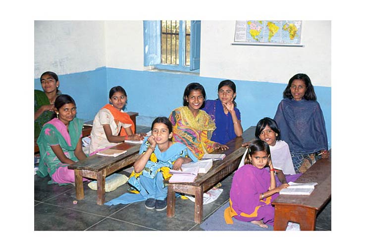 Indien_Schulklasse.jpg - Klassenraum in einer Dorfschule in Rajasthan (Indien)
