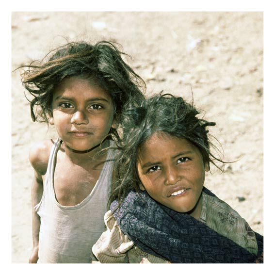 Indien_Zwei-Kinder-an-der-S.jpg - Zwei Kinder an der Straße nach Kumbhalgar (Indien)