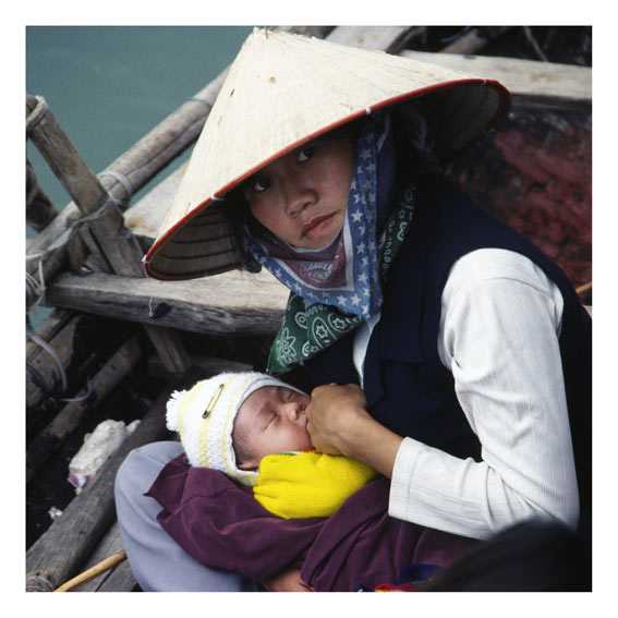 Vietnam_Mutter-und-Saeugling.jpg - Mutter mit Säugling in der Halong-Bucht (Vietnam)