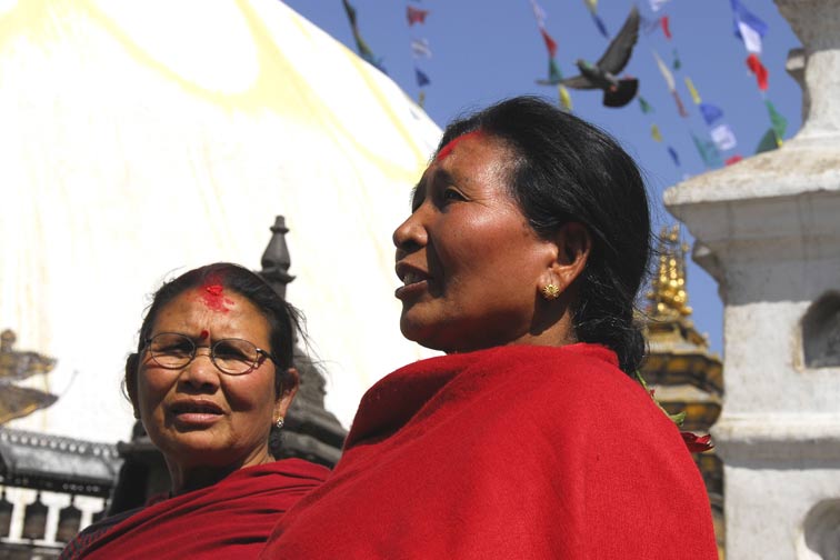 003_NEP0229_i.jpg - Gläubige vor dem Svayambhunath-Stupa