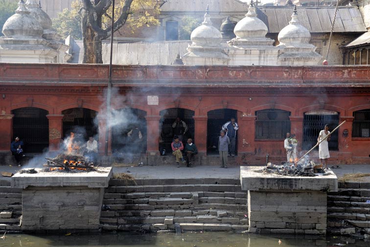 005_NEP_0215_i.jpg - Leichenverbrennung in Pashupatinath