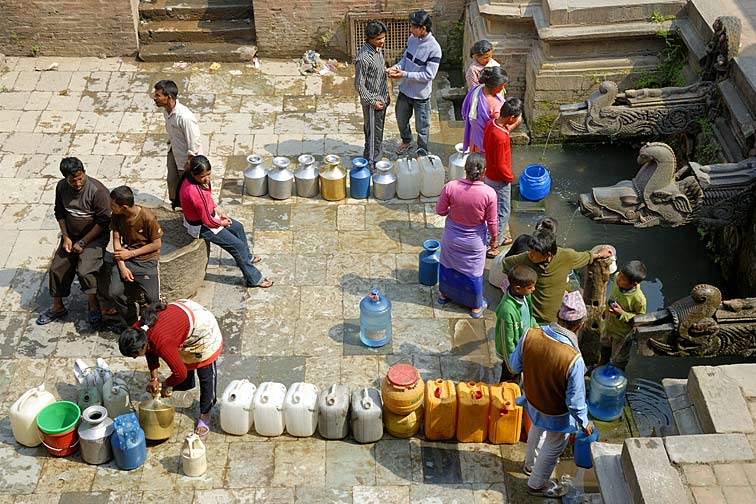 035_NEP2465_i.jpg - Warten beim Wasser holen in Patan