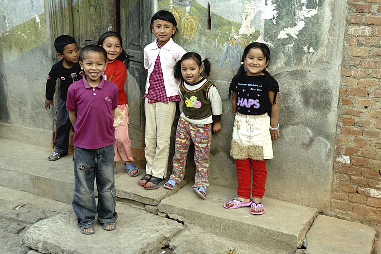 051_NEP2406_i.jpg - Kinder in einem Hinterhof in Thamel
